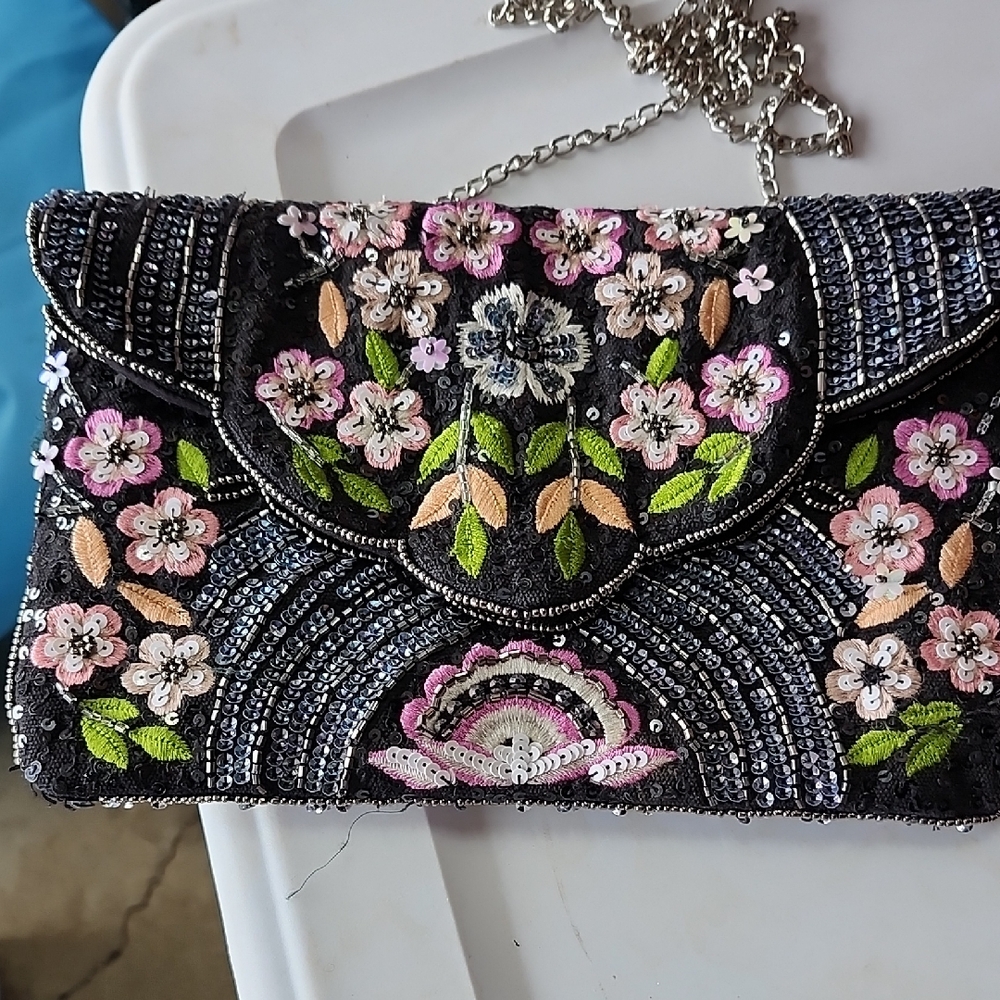 Elegant Floral Embroidered Clutch with Chain Strap